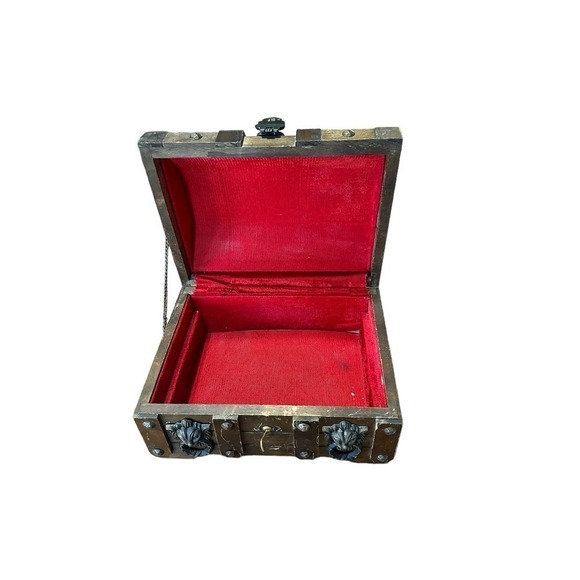 Vintage wooden treasure keepsake chest metal lion decor - Picture 9 of 11